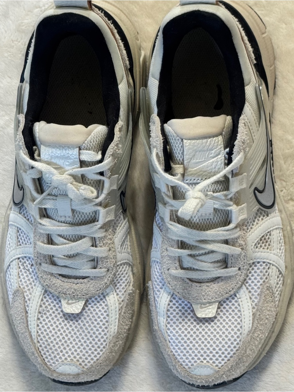 NIKE LIFESTYLE SNEAKER / CHUNKY / MESH / BLACK AND WHITE / SIZE 9 - Picture 3 of 7